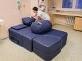Baťova nemocnice začala používat porodní gauč. Premiéru na něm zažila maminka, která porodila na boku