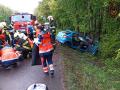 Vážná dopravní nehoda u Luhačovic: řidič utrpěl po nárazu do stromu velmi těžká zranění