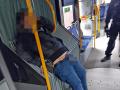 Zdrogovaný muž se v trolejbusu ukájel přímo před zraky cestujících 