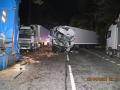 Tah na Slovensko uzavřela nehoda tří nákladních vozidel. Dva lidé se zranili