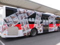 Studenti velehradského gymnázia nechali polepit autobus MHD svým tablem