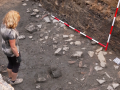 Archeologové narazili na Mariánském náměstí na středověkou dlažbu a jiné poklady