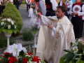 Průvod obešel čtyři oltáře v obci při katolické církevní slavnosti Božího těla