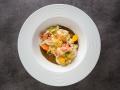 Halušky vůbec nemusí být nudné. Vyzkoušejte skvělý recept se slaninovým pyré, zeleninou a bramborovou slámou