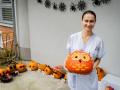 Laboranti Baťovy nemocnice vytvářeli originální halloweenské dýně