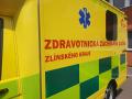 Mladý muž se vážně popálil hydraulickým olejem. Letěl pro něj vrtulník
