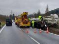 Nákladní automobil skončil v příkopu. Jeho řidič byl namol