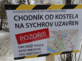 Chodník od kostela na Sychrov je z důvodu rekonstrukce uzavřen