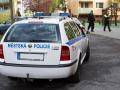 Po rvačce v centru Kroměříže skončil muž ve výloze obchodu
