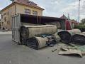 Úterní dopravní nehody: Srážka tří vozidel na E50, zraněný motorkář u Žeranovic a převrácený náklaďák v Kudlovicích