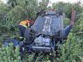 Opilý řidič boural v Polešovicích. Auto skončilo převrácené v zahradě rodinného domu