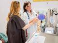 Korunka darovala zlínské onkologii 100 tisíc korun. Za peníze se pořídily další chladicí čepice
