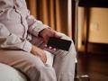 Podvodníci si smlsli na devadesátiletém seniorovi. Za pět let jim poslal přes milion korun