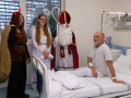 Mikuláš s družinou se podíval za malými i velkými pacienty 