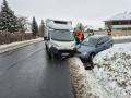 Na hlavním tahu v Rackové se srazila dodávka s osobákem. Zranili se dva lidé