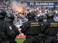 Ostře sledované utkání Slovácka s Baníkem: V pohotovosti budou desítky policistů včetně speciální jednotky z Ostravy