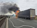 Požár kamionu uzavřel dálnici D55 směrem na Hulín