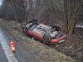 Řidička u Valašského Meziříčí převrátila auto na střechu. Ve voze s ní jelo dítě